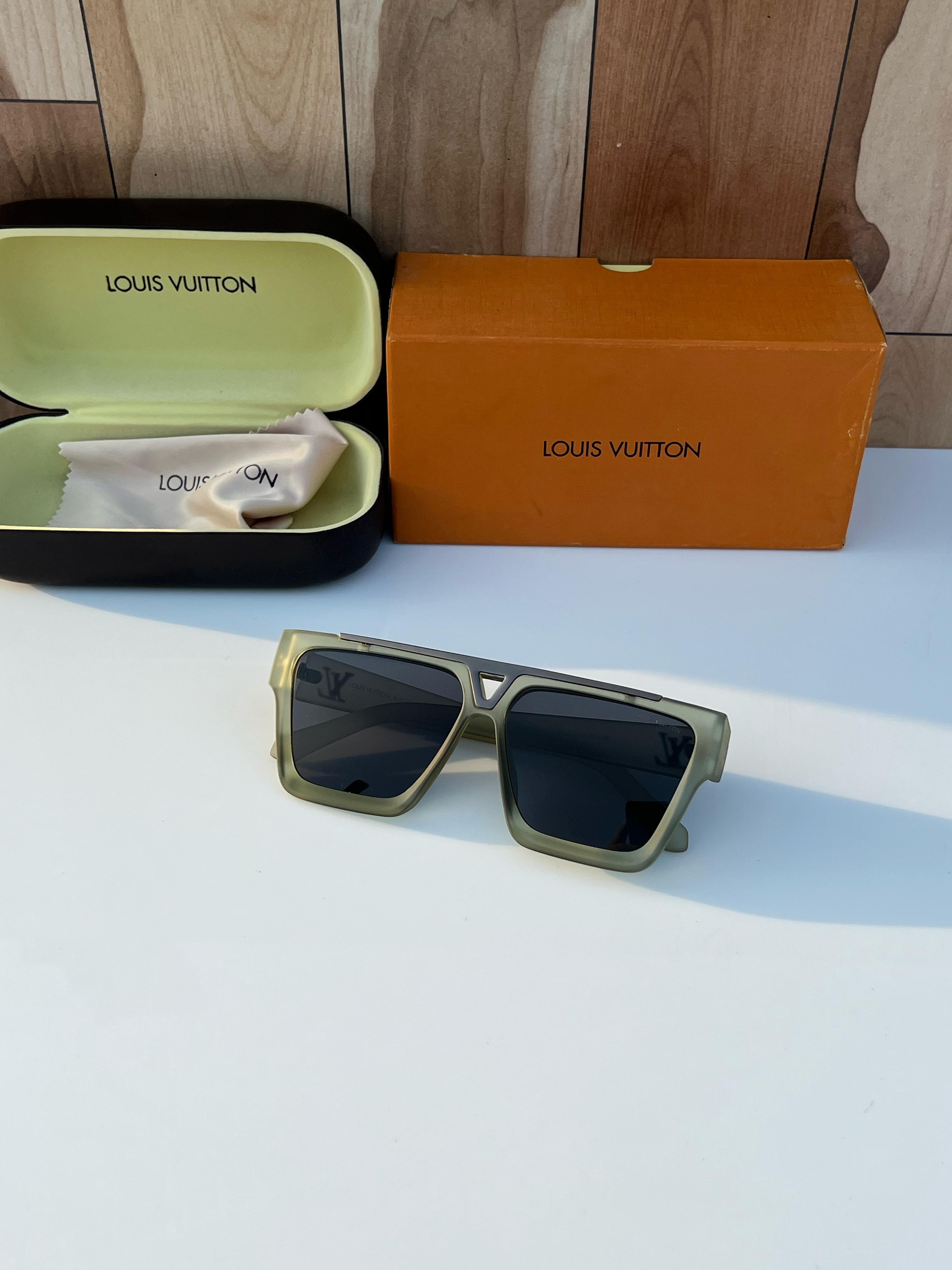 Lo_ui_s vui_tton 1502 green A